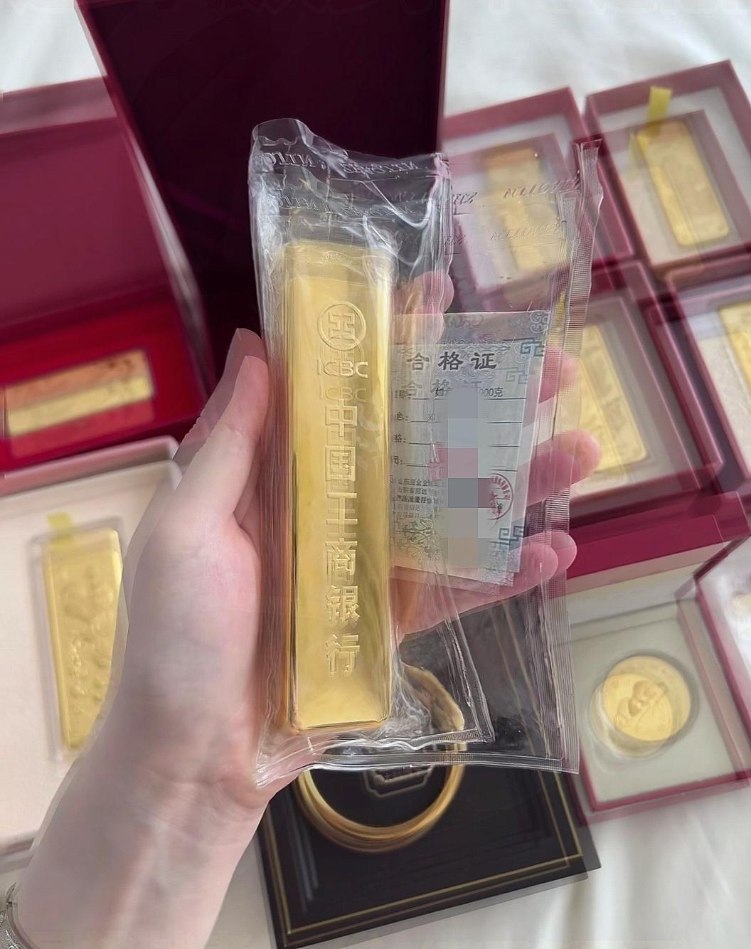 家人们，看了今天的金价，我决定放弃了，手里的所有黄金和积存金，我都不管了，还