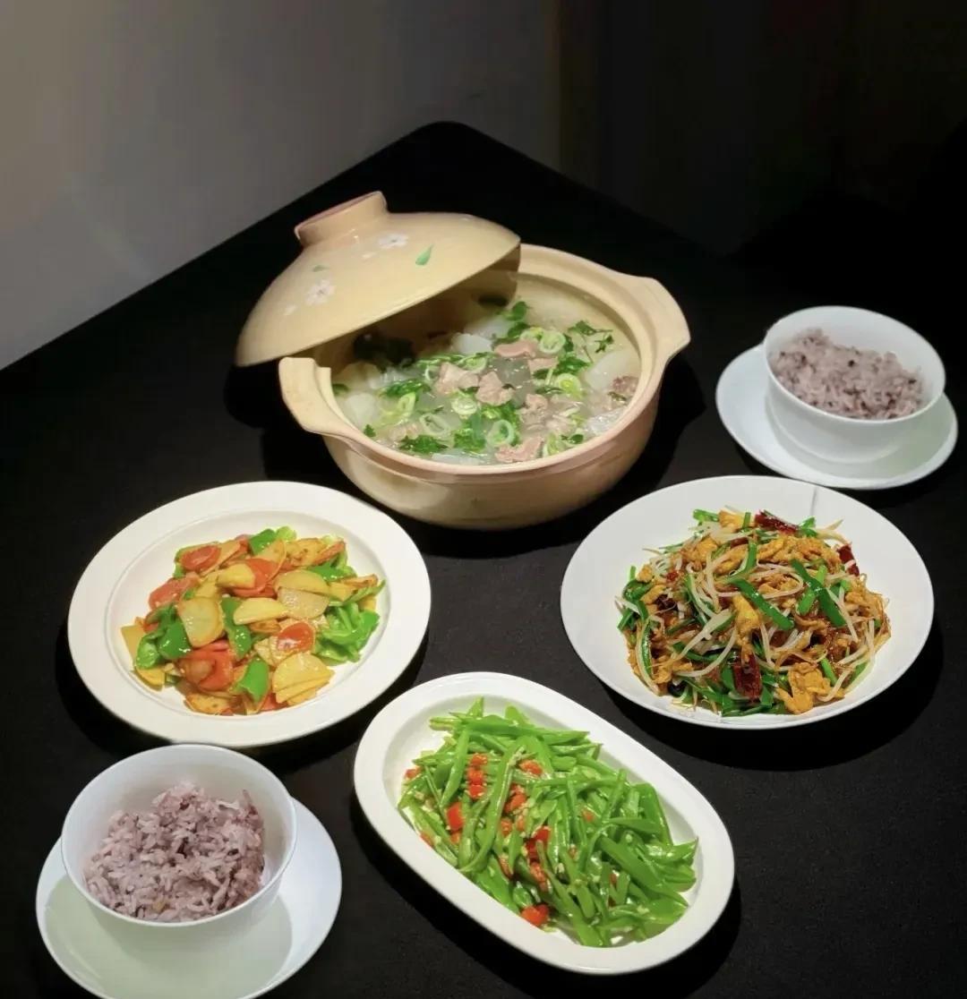 一周菜品展示一：羊肉萝卜粉丝汤+青椒土豆片+清炒扁豆丝+炒合菜二：盐焗烤鸡腿