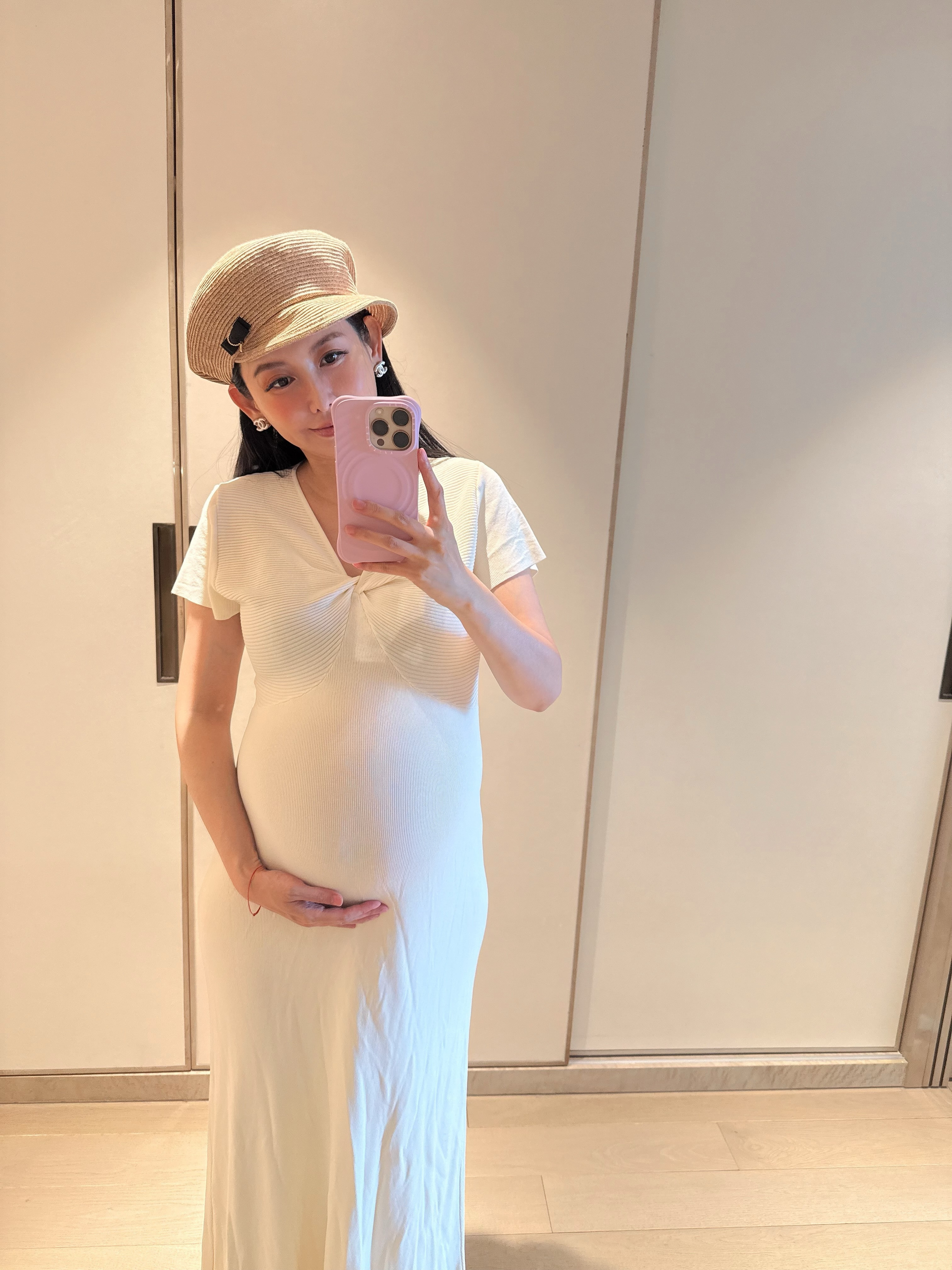 蝴蝶姐姐晒自己的孕肚“孕期限定的前凸后翘”