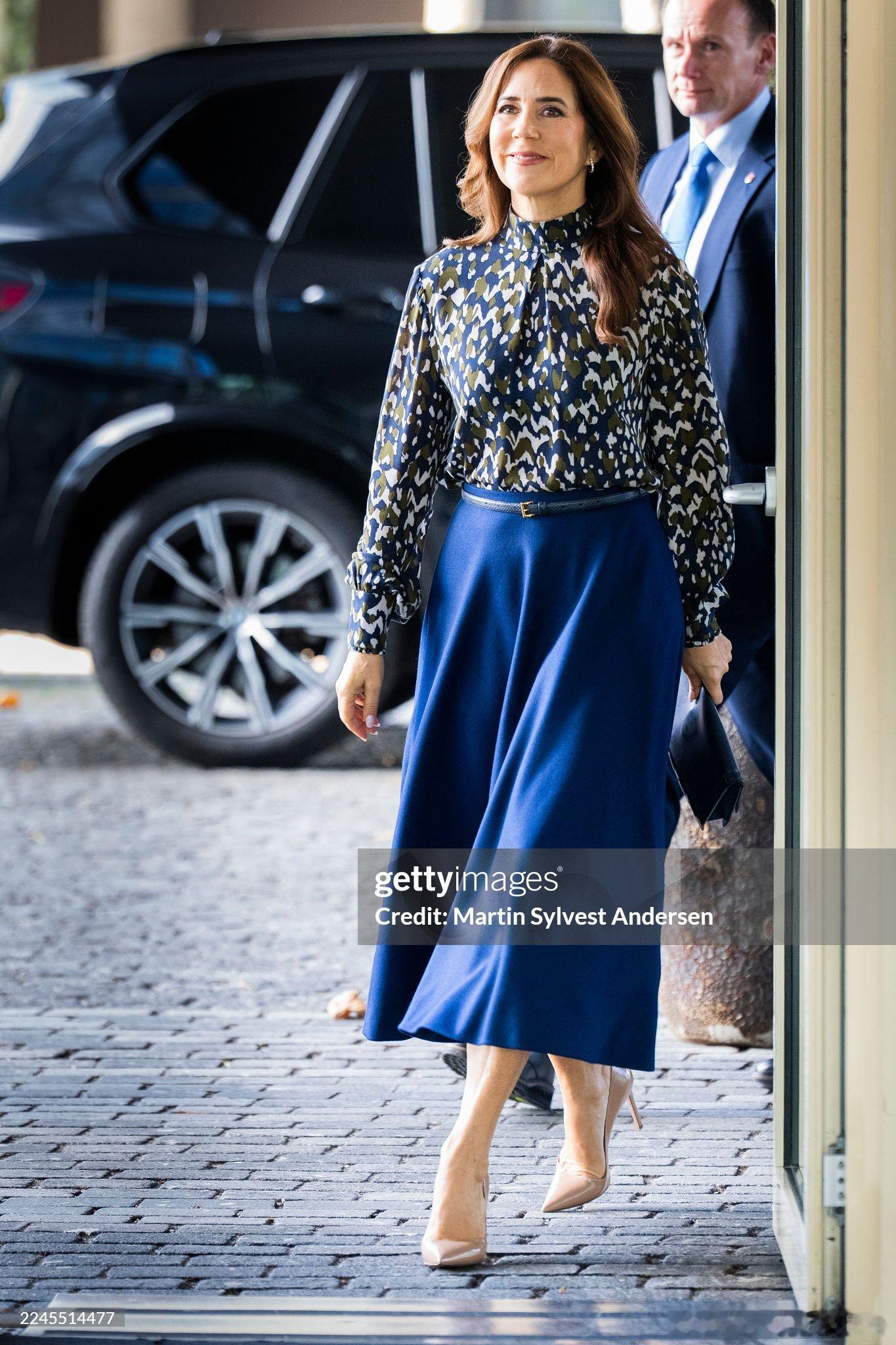 新闻2025.11.7丹麦王后玛丽出席丹麦独立研究基金年度研究会议，旧印花上