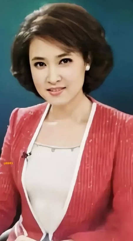 桑晨被誉为央视颜值标杆，一颦一笑尽显东方韵味。即使身着简单也遮不住她的优雅知性，