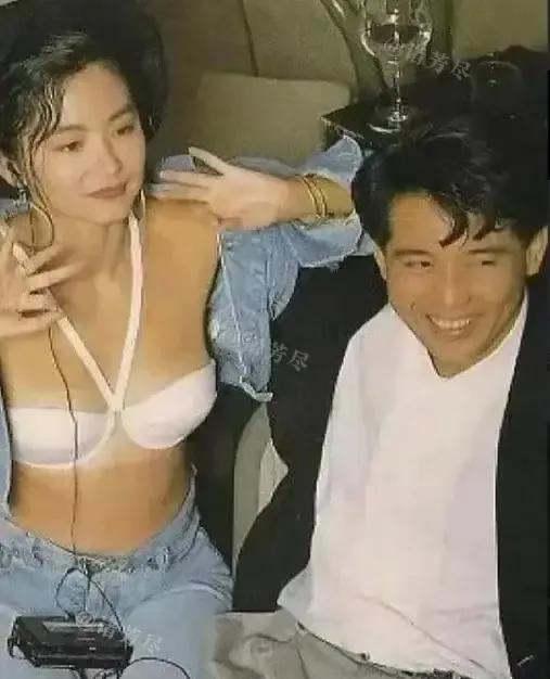 1980年，一张两人穿着清凉的亲密合影火遍两岸三地，镜头里的女人眼神拉丝，男人笑