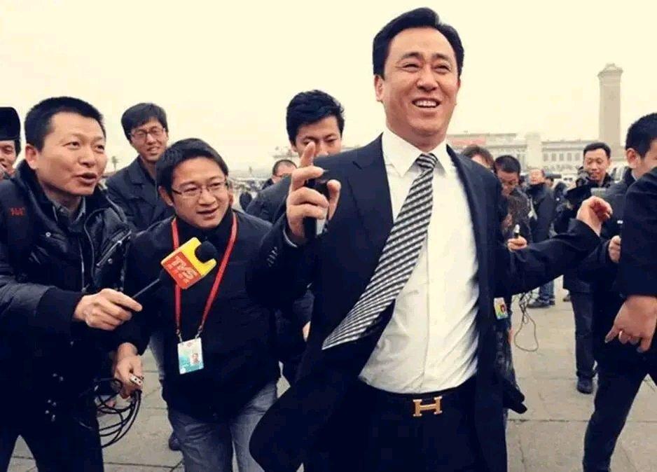 许家印的分灶计划算是彻底泡汤了。2019年，许家印夫妇察觉到债务危机，在美国设了