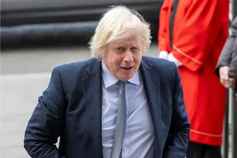 特朗普在欧洲彻底没了面子！老特刚从俄罗斯买了石油，英国前首相鲍里斯就放话：若俄方