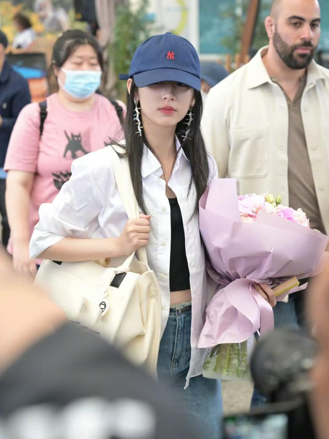 鸭舌帽阴影下也好美一张脸（美貌真是盖不住的​​​