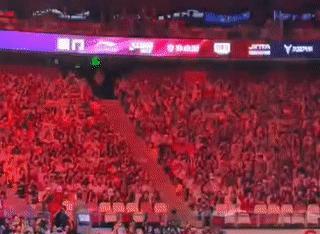 凌晨2:47的训练馆还在亮他们还在互扣杀，汗滴落地像计时器响休斯顿决赛3:0