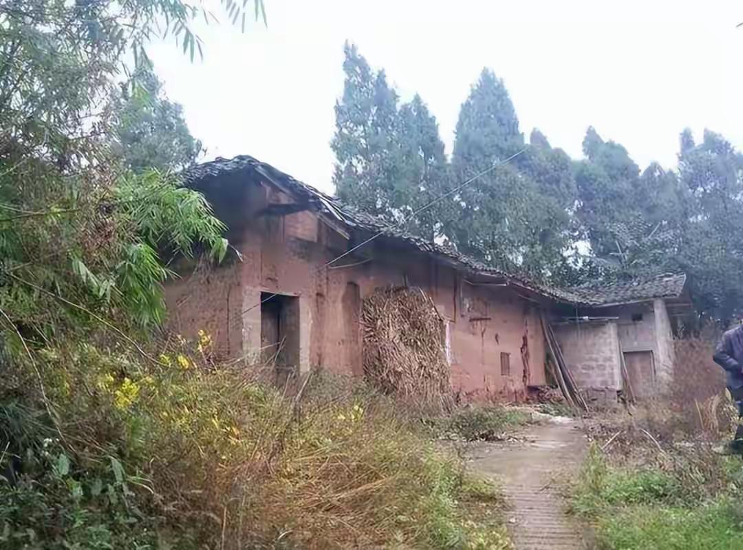农村老宅塌了宅基地不会被随便收，户口才是核心底牌不少外出务工的村民最近都收