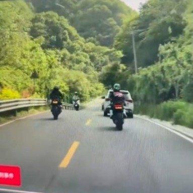 宝马摩托车秦岭逆行撞摩托车致1死西安·华严寺