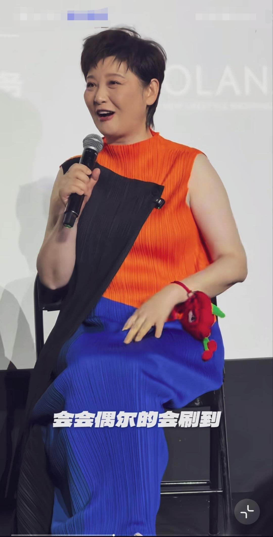 徐帆穿的什么衣服也看不出个子丑寅卯来，说起话来有点结结巴巴，表情动作挺丰富。