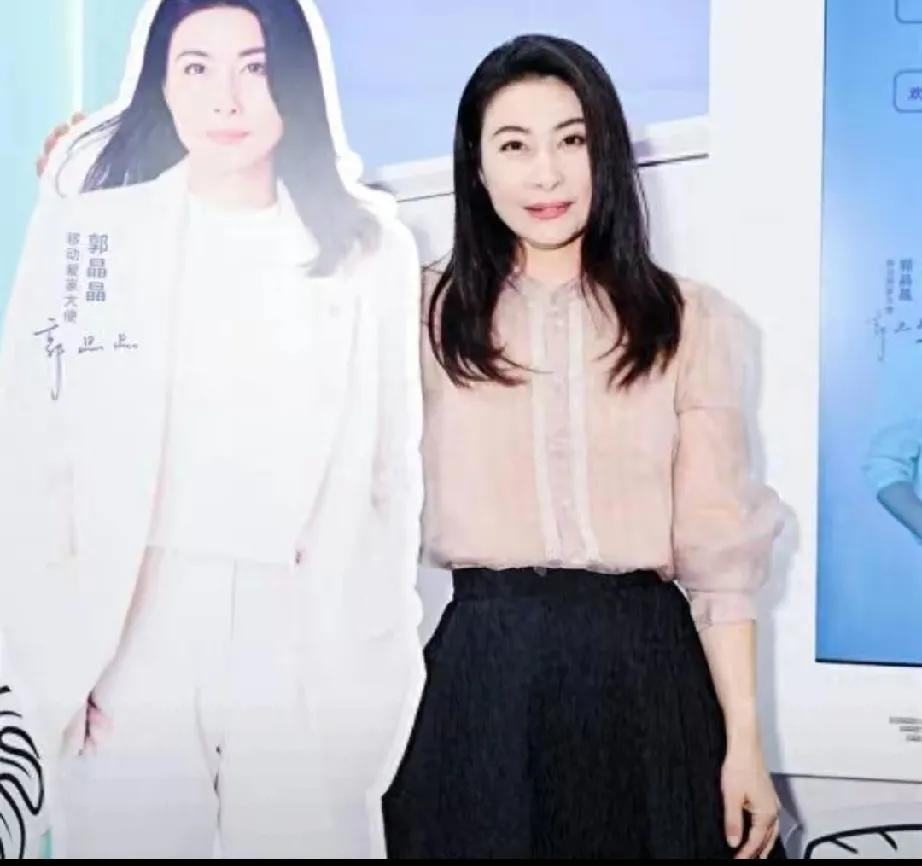 44岁郭晶晶彻底颠覆豪门印象!巴黎奥运测试赛上,她身着由38个塑料瓶制成的环保裙