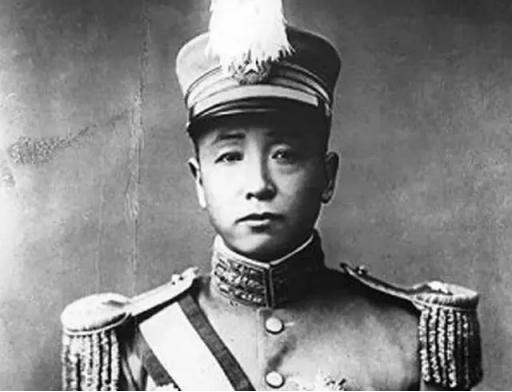 1891年，16岁的张作霖落难乞讨，孙寡妇看中了他，解开衣扣，掏出一