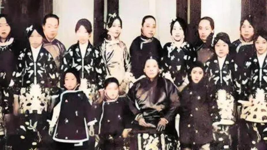 袁世凯一生娶了1个正妻9个姨太太。一天，他喝醉了，把美貌女子拽进了房间，不顾女子