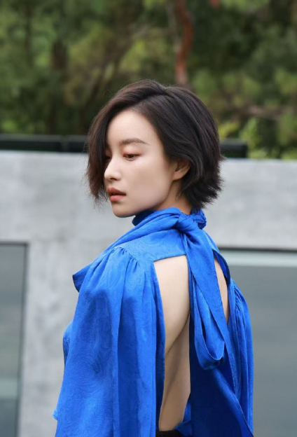 红缎撞星钻太绝了！宝蓝提花曳动光影，黑白定格骨相韵味，把张扬与松弛平衡到极致，眼