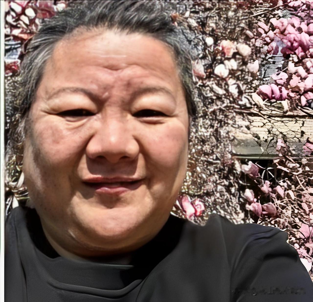 洪晃做过三大“坑人的生意”。在很多人眼里，洪晃活得潇洒通透，敢说敢言，看透世