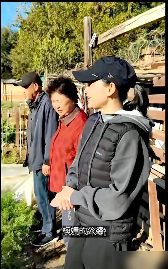 顺义千万级的豪宅后院，梅婷正蹲在泥地里拔萝卜。谁能想到，这位影后的顶级炫富既不是