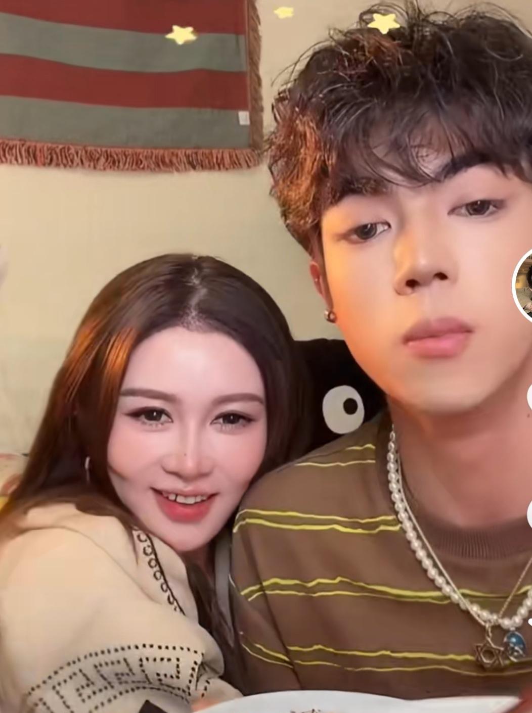 别再说直播带货没底线了，她当着5万人的面，亲了男搭档一口，不是为了流量，而是为了