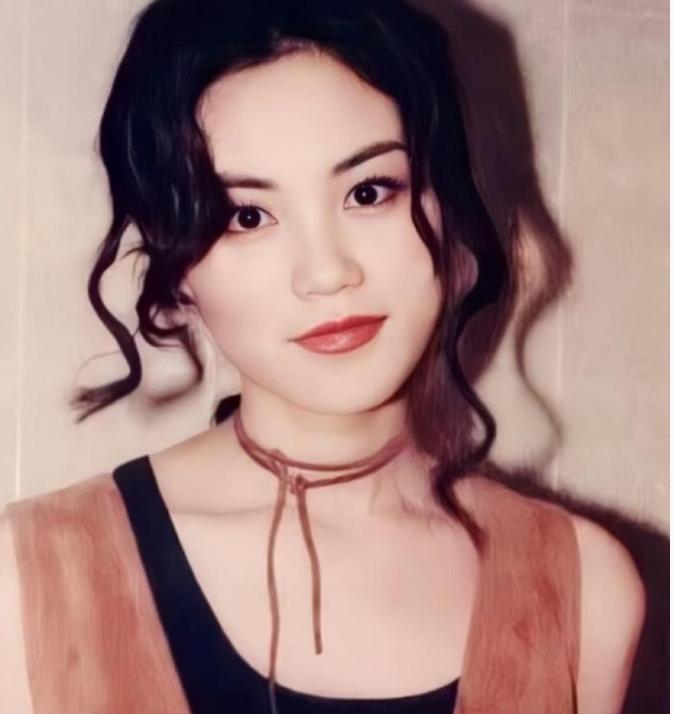 娱乐圈最大的“胜利”，是她巅峰时的转身。1997年，28岁的王菲，唱片销量就是