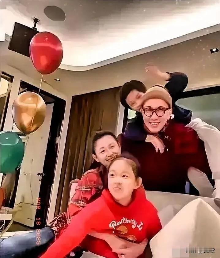 或许，这是S做的最后悔的一件事吧！大过年发全家福给前夫看，而且还有现任老公在里