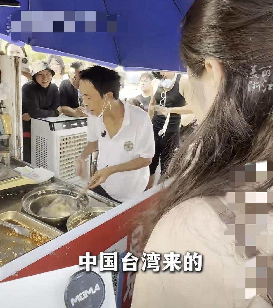 别看江西鸡排哥只是技校毕业，当来自台湾的游客排了4小时买鸡排，他说出的这12个字