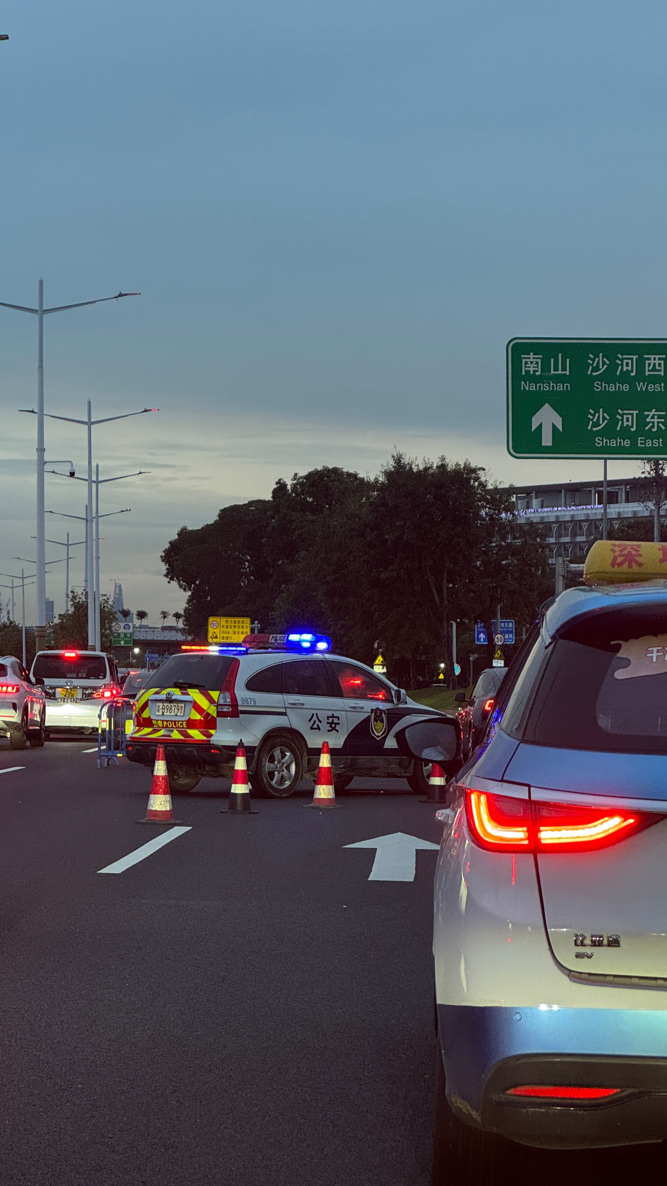为什么每次出现重大交通拥堵，深圳交警都不能利用好社交平台和众多的现代通讯方式，及