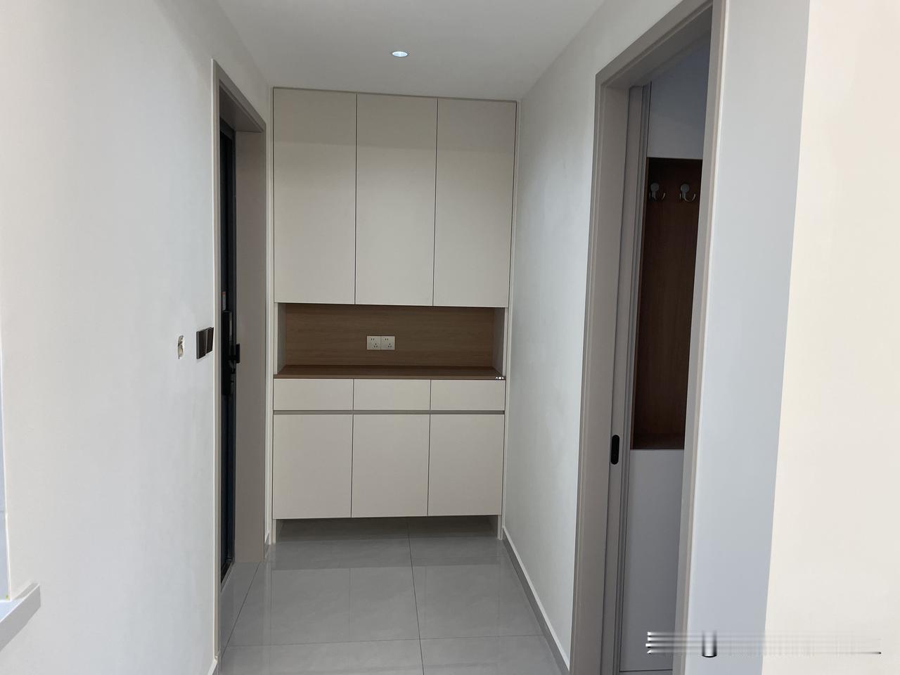 经历了5个月的辛苦奔波，硬装花了9.8万元的新家装修终于完工啦。新家建筑面积是1