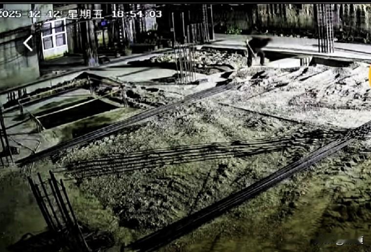 刚刚看到一个监控视频，时间显示是12月12日18点多。一户人家建新房刚打好地基
