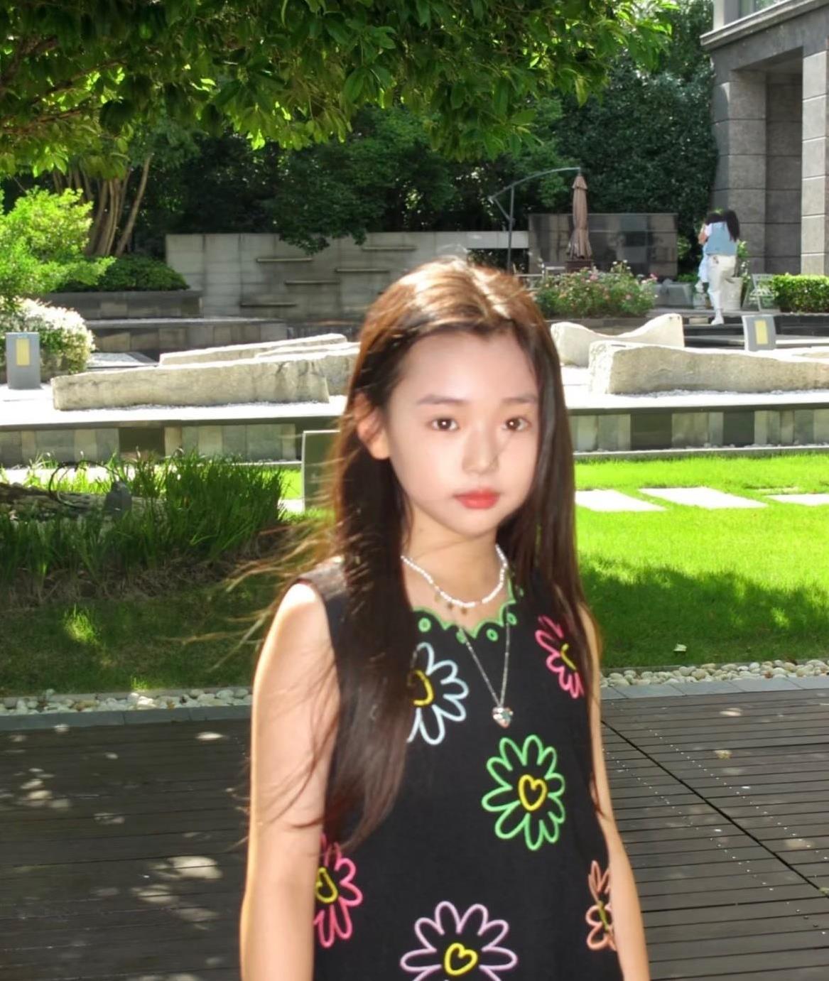 现在压力最大的人应该就是小酒窝了吧不是因为董璇要给她生个弟弟妹妹而是现在网