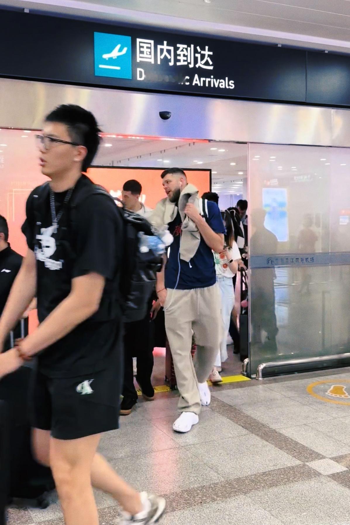 拉科塞维奇随广东东阳光男篮抵达福建，但截止今晚他还没有注册，官方规定明天上午是外