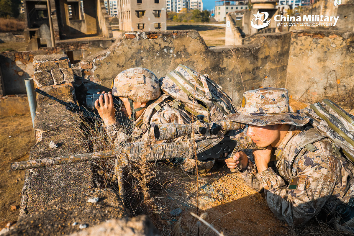烽火问鼎计划每天认识一件兵器中国人民解放军陆军步兵学院的学员进行战斗训练
