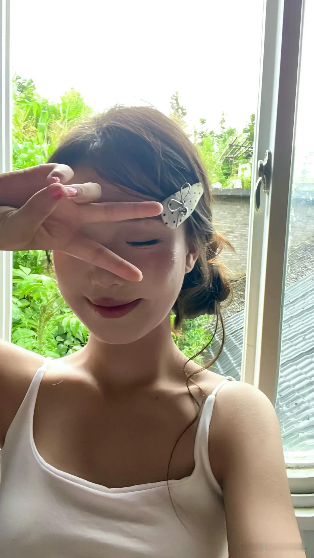 少女的精致妆容，是自信的宣言！每一笔勾勒，都是对美的执着追求。从底妆