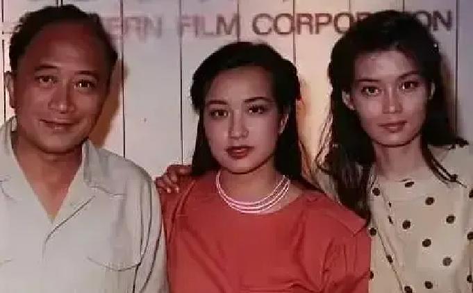 70岁的刘晓庆在飞机经济舱吃泡面跨年，这画面太有冲击力了。想当年，她可是坐拥2