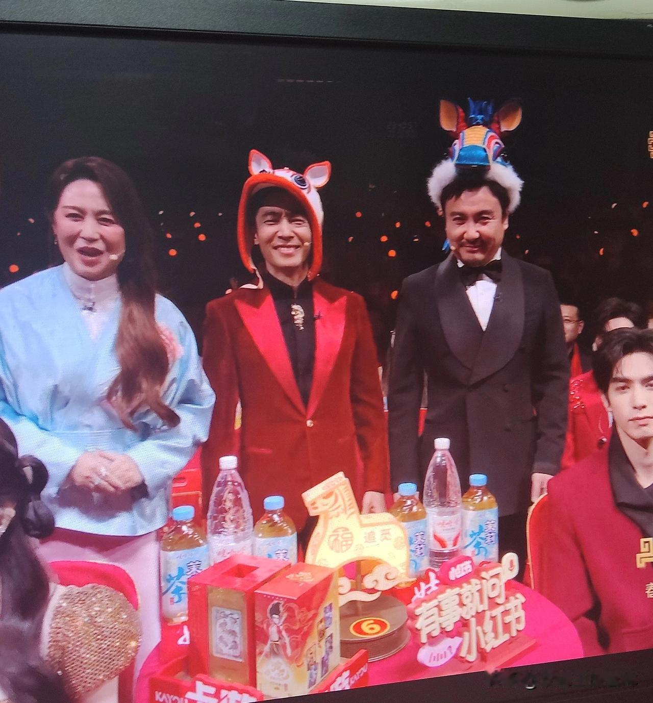 春晚软广告饮品娃哈哈依旧亮眼。娃哈哈今年春晚上桌的是娃哈哈纯净水。从2022年