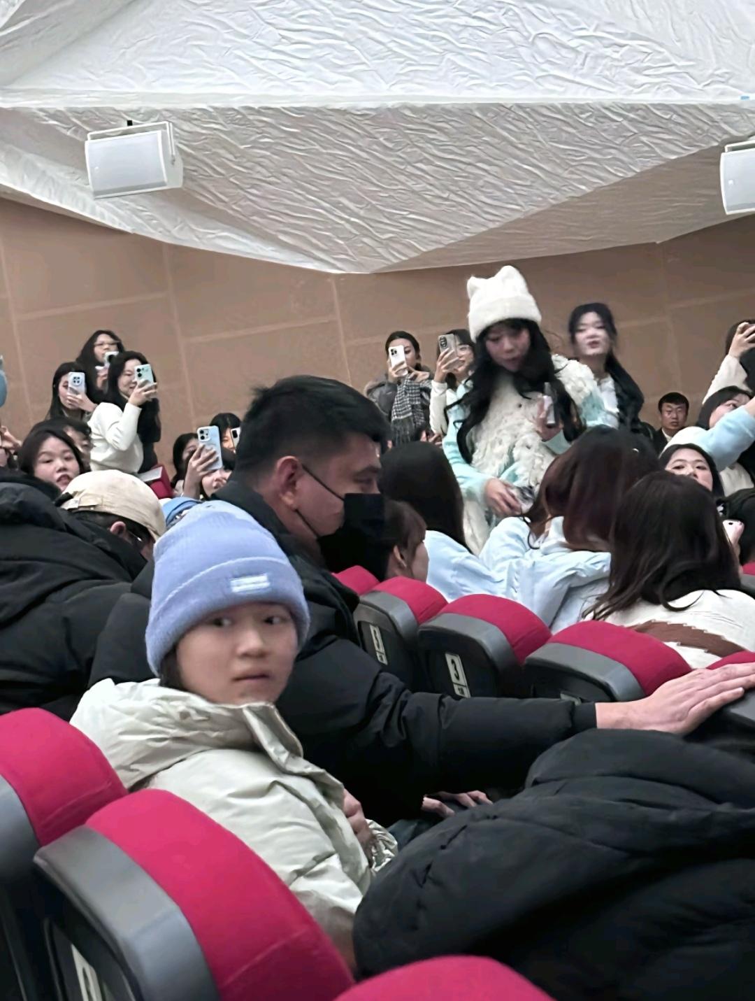 全红婵去看王俊凯演的话剧了，观众们很幸运在剧场看到了全红婵。全红婵穿着浅白色