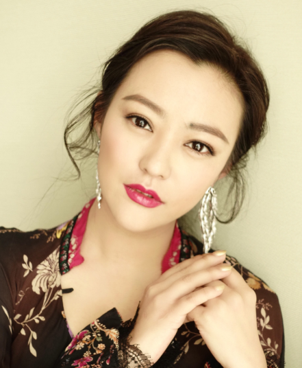 白百何应该很感谢郝蕾吧不是说郝蕾对她事业有帮助，也不是她仗义执言，而是郝蕾简直