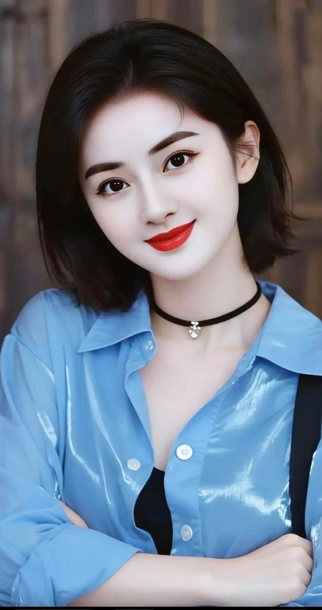 甜美少女风，蓝色衬衫搭配黑色吊带，清新自然！💕