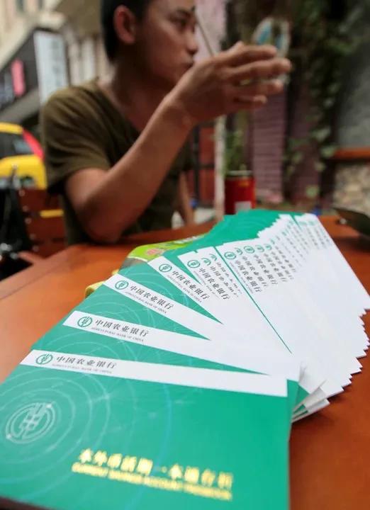 男子贷款8.3万被收2.8万服务费南宁的黄先生遭遇了一件令人无语的事。他贷款8