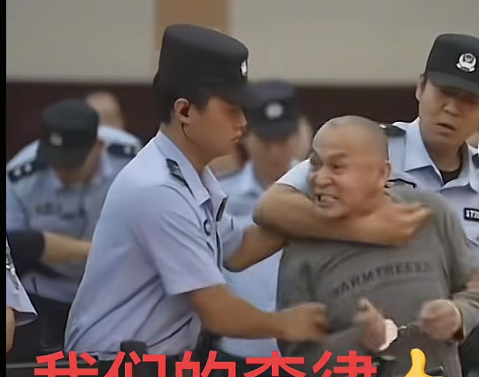 李律在姜甲儒庭审现场太飒了！庭审现场，剑拔弩张，面对被告的嚣张，李律声音响亮，