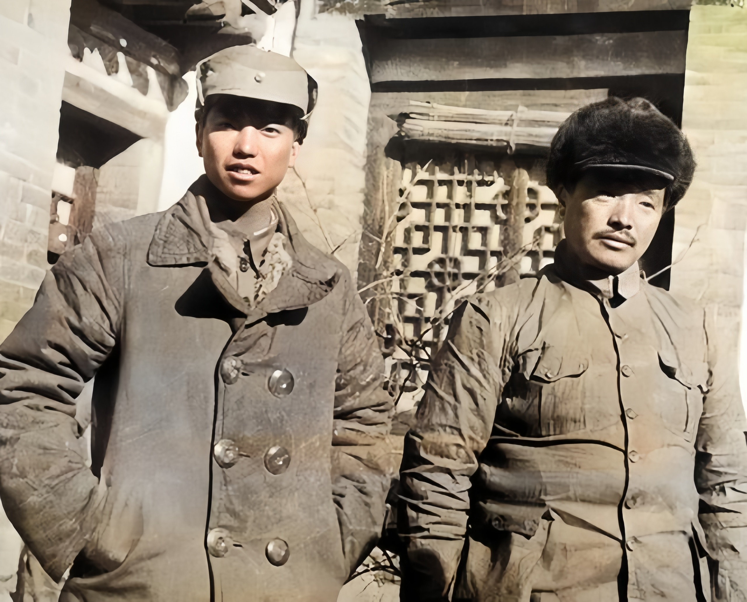 1955年大授衔，最大的争议之一。左边是贺龙，他是120师师长，右边是萧克，他是