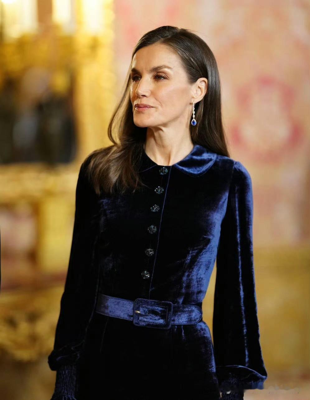 国王夫妇出席例行外交招待会！莱蒂齐亚王后的蓝色丝绒裙优雅，搭配同色系蓝宝石耳坠闪