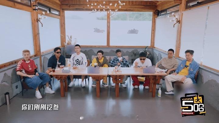鹿晗跑着去看热闹鹿晗水都没放就去看热闹鹿晗的好奇心也太重了！一听到动静，连手里