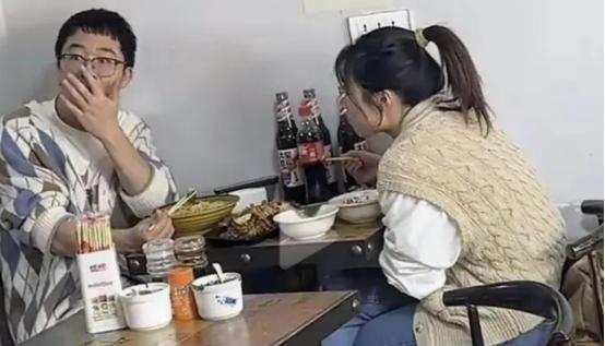 “惊出表情包了！”辽宁，一女生五一假期偷偷带男友回家见父母，想给父母一个惊喜，不