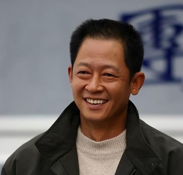 王志文成名后，带母亲去豪华餐厅吃饭，点菜时，母亲问服务员：“大闸蟹多少钱一只？”
