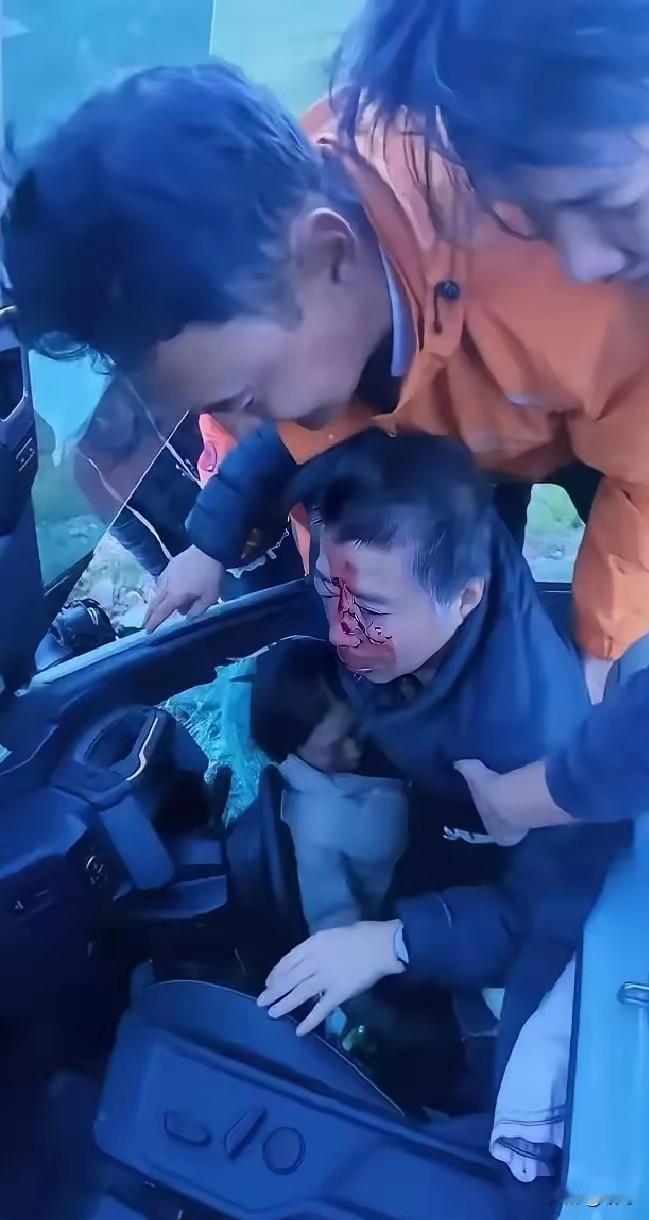 瞬间破防！4500米西藏高原，男子路边刷牙遇车坠崖，徒手攀死崖救回一家三口林