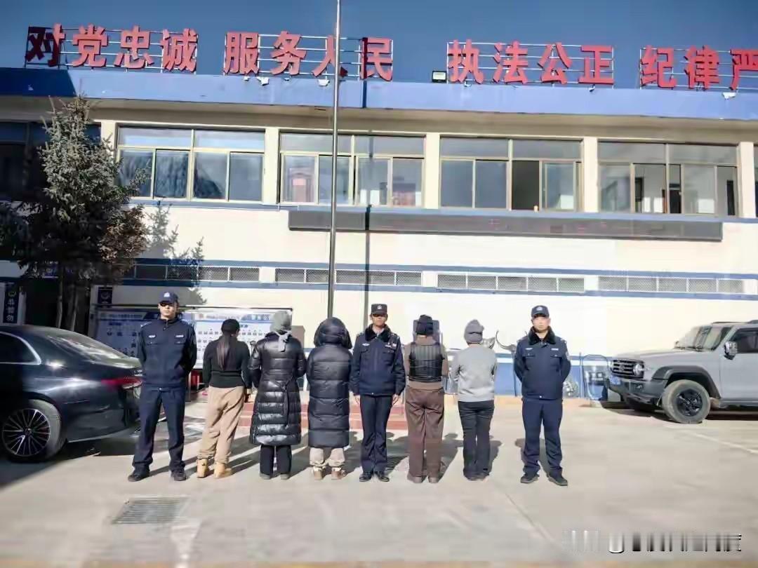 你猜那家茶楼为啥总拉着窗帘营业？原来是挂羊头卖狗肉！最近有派出所发现，一个打