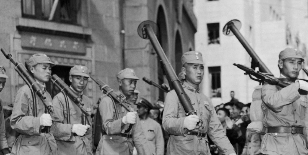 “国军”装备的是什么东西？1945年10月，上海光复后，“国军”陆续进驻上海。照