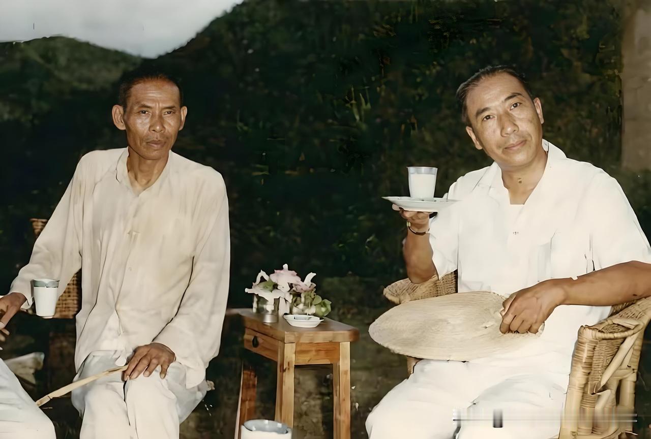 1945年意气风发的戴笠与杜月笙合影1945年夏，抗战胜利前夕，重庆。