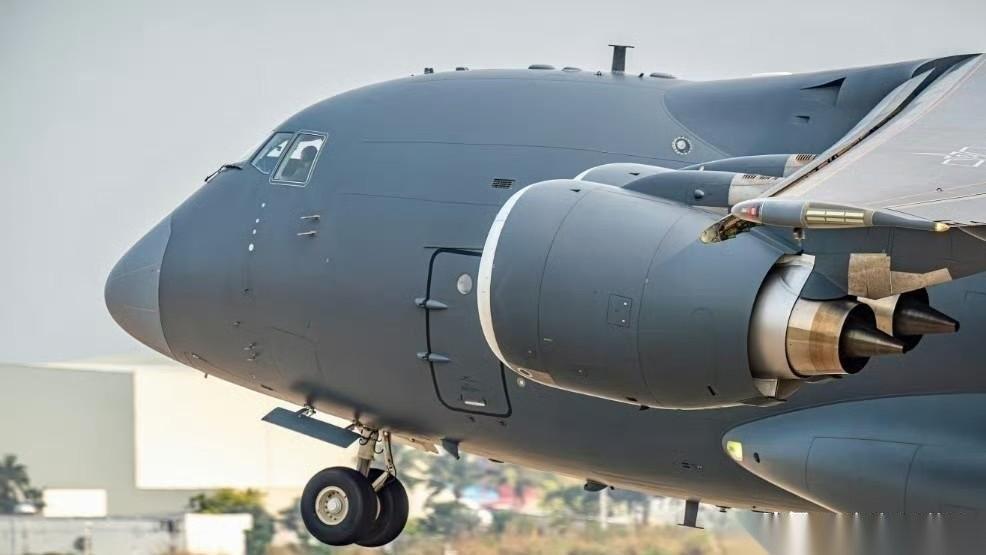 运-20这细节，真的帅炸了！发动机喷口的烧蚀印子，都是它飞出来的军功章啊！咱自己