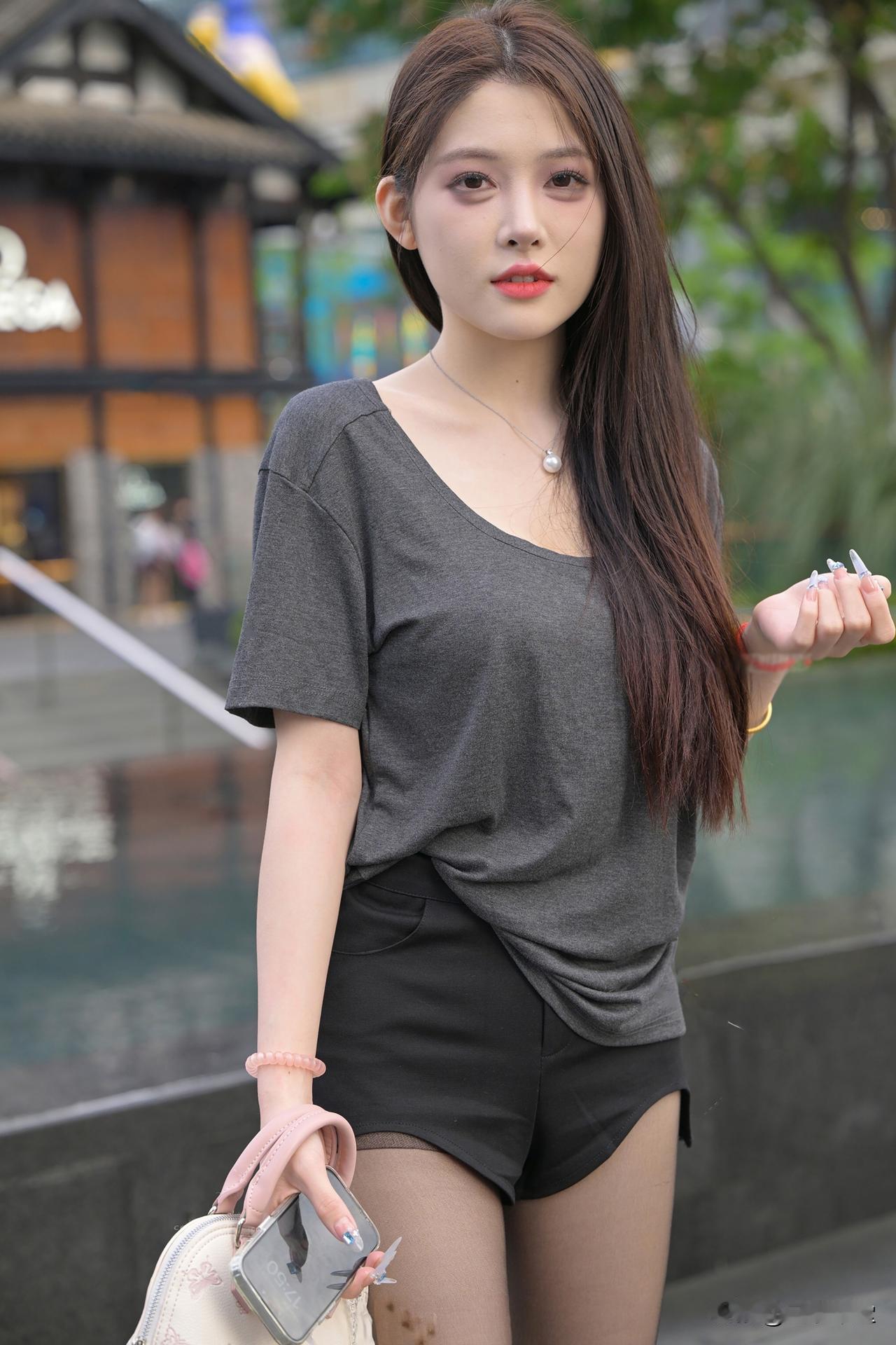 千金妆造搭配公主发型，精致灵动，盛世美颜吸睛无数，现场瞬间被她的美貌点亮！​​