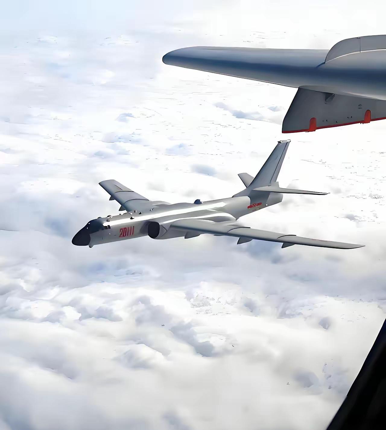 中国今天终于出手，菲律宾不敢说话了！​今天上午，中国军方出动轰-6K轰炸机，与