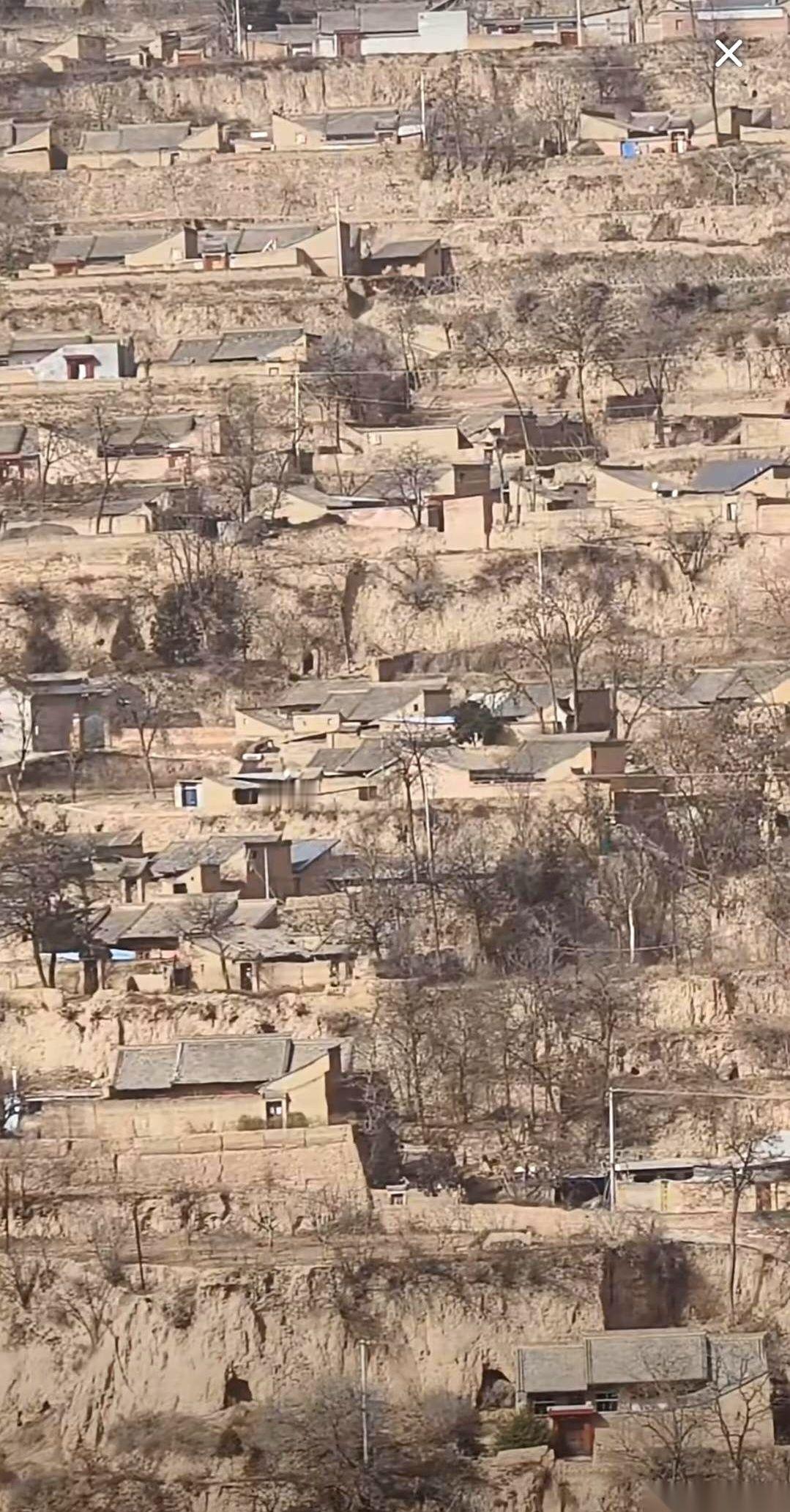 第一眼看到这图，我人是懵的。有人管这叫“甘肃的清明上河图”。我琢磨了半天，这